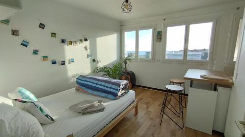 Posteľ alebo postele v izbe v ubytovaní Cosy studio en étage résidence front de mer