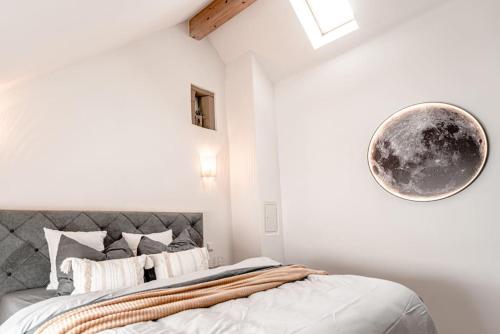 ein Schlafzimmer mit einem Mondbild an der Wand in der Unterkunft Cloud 9 in Ralingen