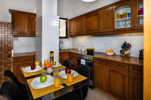 Central apt. with parking - 3 min from old port