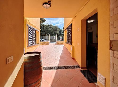 un corridoio vuoto con un barile in una casa di Le Dune Ground Floor Apartments - Futura CAV a San Vincenzo