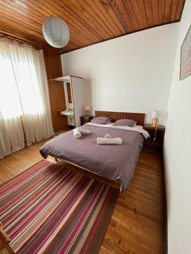 une chambre avec un lit avec deux serviettes dessus dans l'établissement Chaleureuse villa sur la dune, à Mimizan