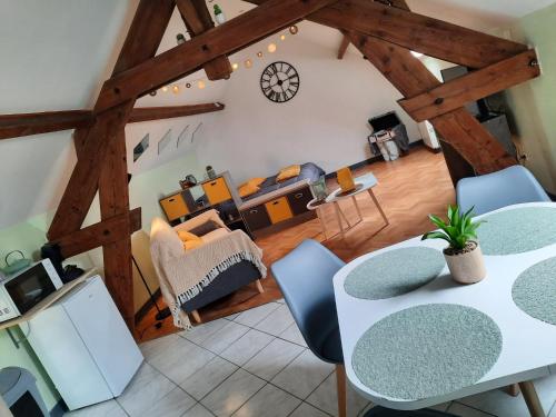 salon ze stołem i krzesłami w obiekcie Studio Ferme de la manufacture w mieście Essigny-le-Grand