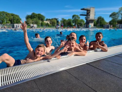 un groupe de personnes dans une piscine dans l'établissement Fredrikstad Cicignon, peaceful but central with garden, parking and long stay facilities, à Fredrikstad