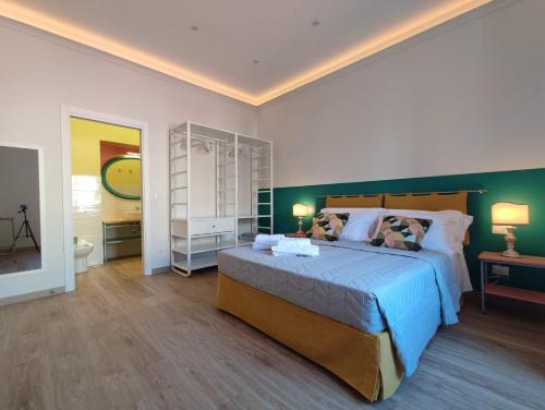 ein großes Schlafzimmer mit einem großen Bett und einem Badezimmer in der Unterkunft Toledo apARTment in Neapel