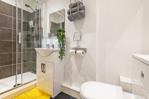 een badkamer met een toilet, een douche en een wastafel bij Luxe Apartment Central Bradford in Bradford