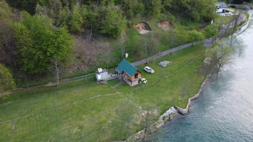 uma vista aérea de uma casa numa colina junto à água em Hacienda Burzić em Kulen Vakuf