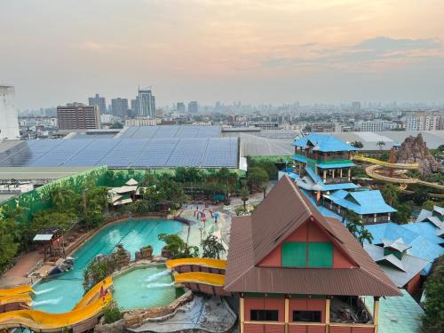 uma vista superior de uma piscina num resort em Mall Suites Hotel em Bangkok