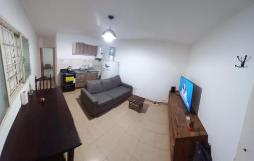 een woonkamer met een bank, een tafel en een televisie bij Samay kusy 2 in La Rioja