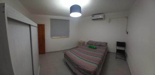 1 dormitorio pequeño con 1 cama en una habitación en Sammy kusi2 en La Rioja