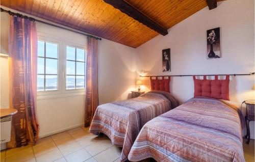 アゲにあるDomaine De La Bastide Dagayのベッドルーム1室(ベッド2台、窓付)