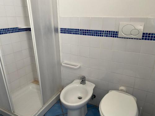 Ένα μπάνιο στο Ponzamania Appartamenti Ponza ,,Blumarine''