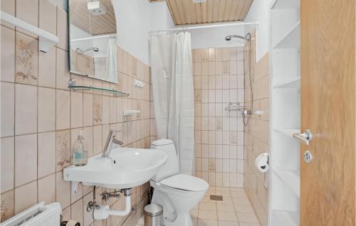 Gorgeous Apartment In Pandrup With Kitchen في Pandrup: حمام صغير مع مرحاض ومغسلة