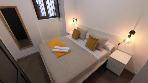 a bedroom with a bed with towels on it at Alojamiento Los naranjos con Piscina y Parking gratuito in Jaén