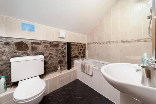 een badkamer met een wit toilet en een wastafel bij Swallow Cottage at Robin Hill 4 in Bideford
