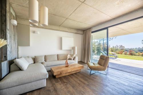 un salon avec un canapé et une table dans l'établissement Casa Loua, à Sainte-Lucie de Porto-Vecchio