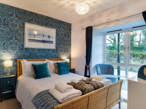 ein Schlafzimmer mit großem Bett und Fenster in der Unterkunft Bay View in Belford