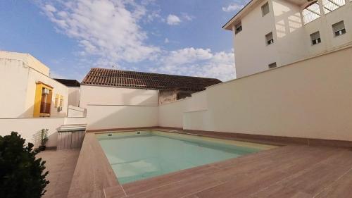 a swimming pool in the backyard of a house at Alojamiento Los naranjos Piscina y Parking Gratuito in Jaén