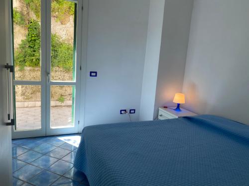 Postel nebo postele na pokoji v ubytování Ponzamania Appartamenti Ponza ,,Blumarine''