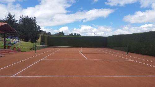 a tennis court with a net on top of it at GLAMPING BY NAQUA in Pantano Redondo