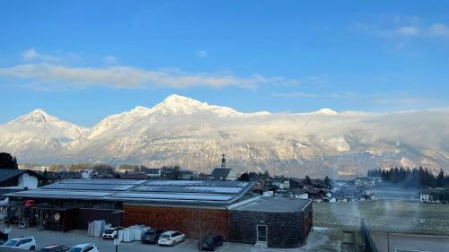 uma cidade com montanhas cobertas de neve no fundo em Apartment Bergzauber em Reith im Alpbachtal