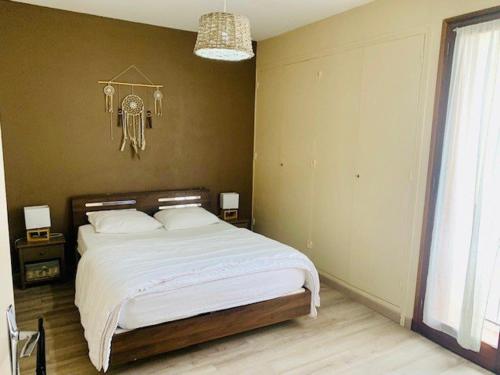 Posteľ alebo postele v izbe v ubytovaní Appartement F3 avec terrasse et parking à 400m du centre d'Amélie-les-Bains - FR-1-703-23