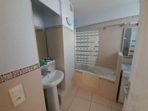 uma casa de banho com um lavatório, uma banheira e um WC. em Appartement Saint-Gilles-Croix-de-Vie, 3 pièces, 5 personnes - FR-1-324-548 em Saint-Gilles-Croix-de-Vie