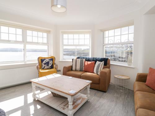 a living room with two couches and a coffee table at Craig Y Wylan in Amlwch