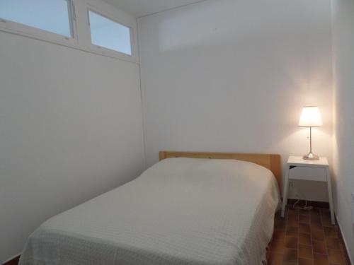 Posteľ alebo postele v izbe v ubytovaní Studio Cabine Rénové avec Garage à 2 Pas de la Plage - Clim, Fibre, Animaux OK - FR-1-715-1