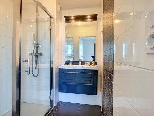 une salle de bain avec douche et lavabo dans l'établissement Carnon: Spacieux F2 avec balcon, clim et garage - FR-1-715-4, à Mauguio