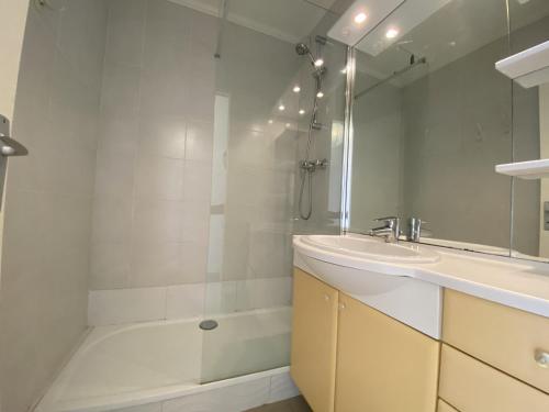 Kúpeľňa v ubytovaní Duplex F3 en bord de plage, 6 couchages, Carnon - Animaux admis, Wifi, parking privé - FR-1-715-19