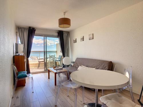 un salon avec un canapé et une table dans l'établissement Studio cabine moderne avec garage pour 4 personnes, vue mer - FR-1-715-15, à Mauguio