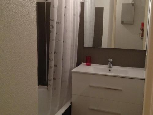 une salle de bain avec un lavabo et un rideau de douche dans l'établissement Studio cabine moderne avec garage pour 4 personnes, vue mer - FR-1-715-15, à Mauguio