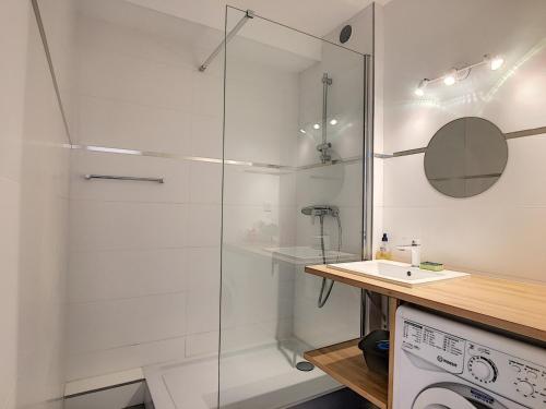 une salle de bain avec douche et lavabo dans l'établissement Studio rénové sur plage avec cabine, parking et WIFI - FR-1-715-17, à Mauguio