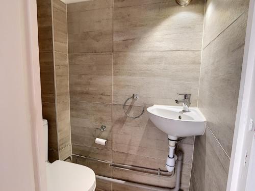 une salle de bain avec un lavabo et des toilettes dans l'établissement Appartement T2 avec Terrasse, Climatisation et Parking - FR-1-715-22, à Mauguio