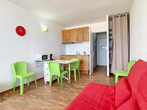 un salon avec un canapé, une table et des chaises dans l'établissement Studio côtier rénové climatisé avec parking privé, Carnon, aménagé pour 3 pers - FR-1-715-23, à Mauguio