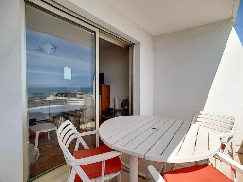 une table et des chaises dans une pièce avec une fenêtre dans l'établissement Studio avec garage, vue mer, 2 couchages à Mauguio - FR-1-715-48, à Mauguio