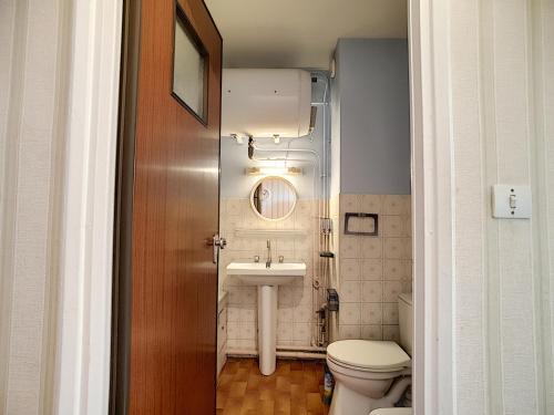 une salle de bain avec un lavabo et des toilettes dans l'établissement Studio avec garage, vue mer, 2 couchages à Mauguio - FR-1-715-48, à Mauguio