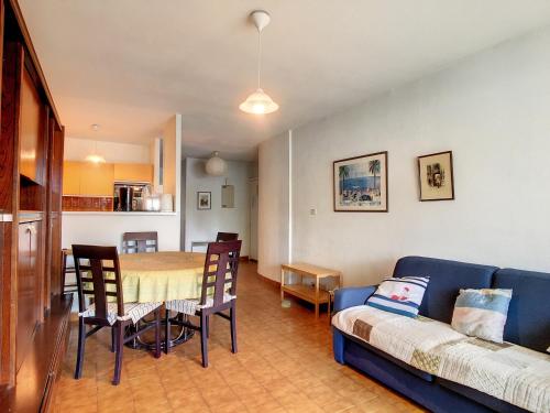 un salon avec une table et un canapé dans l'établissement Appartement T2 Climatisé avec Loggia et Parking à Carnon - FR-1-715-40, à Mauguio