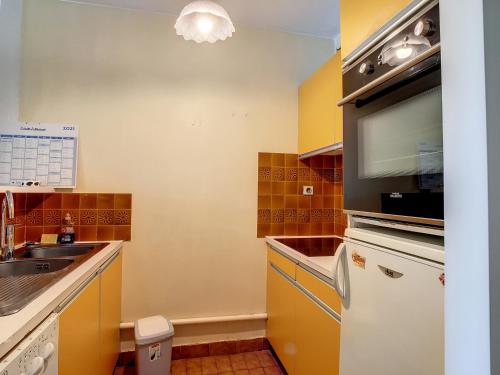 kuchnia z lodówką i zlewem w obiekcie Appartement T2 Climatisé avec Loggia et Parking à Carnon - FR-1-715-40 w mieście Mauguio