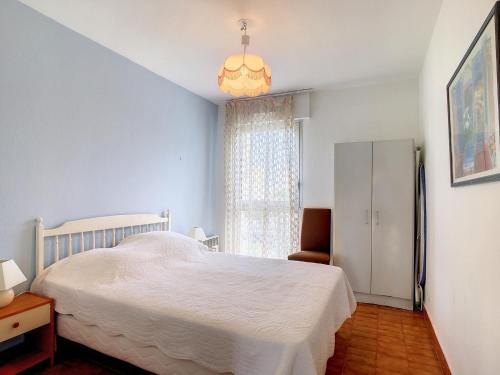 sypialnia z białym łóżkiem i oknem w obiekcie Appartement T2 Climatisé avec Loggia et Parking à Carnon - FR-1-715-40 w mieście Mauguio