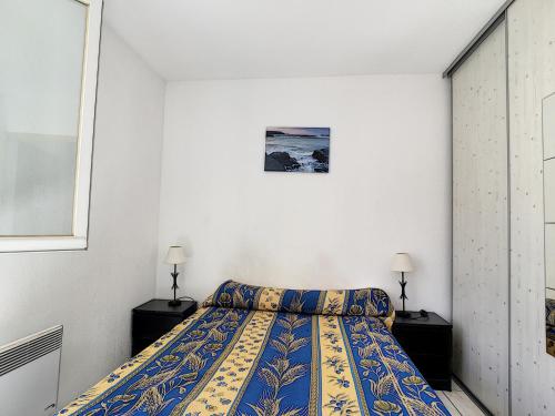 - une chambre avec un lit et 2 tables de chevet dans l'établissement Appartement Mauguio-Carnon, 2 pièces, 6 personnes - FR-1-715-54, à Mauguio