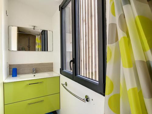 une salle de bain avec un lavabo et une fenêtre dans l'établissement Appartement mezzanine sur plage, rénové, wifi inclus - FR-1-715-32, à Mauguio