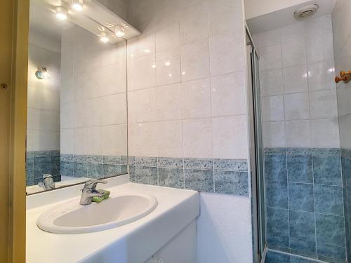 La salle de bains est pourvue d'un lavabo et d'une douche. dans l'établissement Appartement Mauguio-Carnon, 2 pièces, 6 personnes - FR-1-715-54, à Mauguio