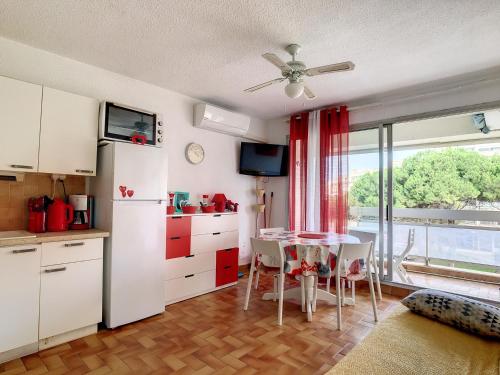 une cuisine et une salle à manger avec une table et des chaises dans l'établissement Coquet studio cabine pour 5 pers, port de plaisance, plage à 250m, TV, lave-linge, parking - FR-1-715-55, à Mauguio