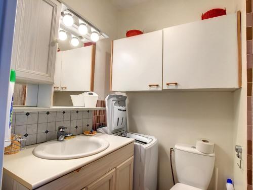 mała łazienka z umywalką i toaletą w obiekcie Coquet studio cabine pour 5 pers, port de plaisance, plage à 250m, TV, lave-linge, parking - FR-1-715-55 w mieście Mauguio