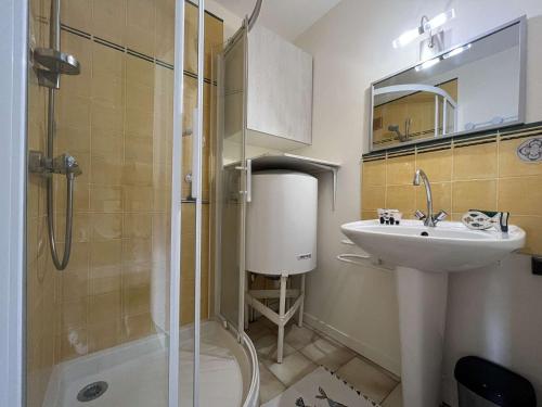 une salle de bain avec une douche et un lavabo et une douche dans l'établissement Appartement 2 pièces - 4 pers - Terrasse - Proche Port de La Cotinière, Plage et Commerces - FR-1-246A-225, à La Cotinière