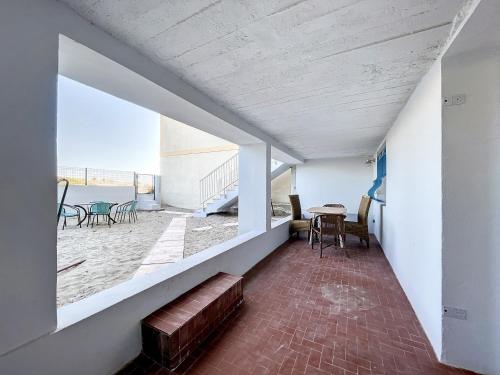 une pièce avec un banc, une table et des chaises dans l'établissement Appartement Rénové sur la Plage à Carnon, Terrasse & Parking - FR-1-715-58, à Mauguio