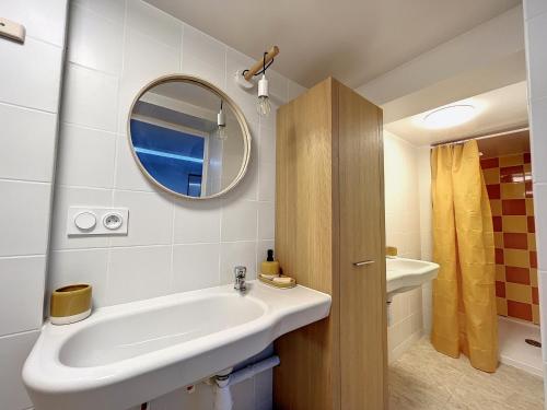 une salle de bain avec un lavabo et un miroir dans l'établissement Appartement Rénové sur la Plage à Carnon, Terrasse & Parking - FR-1-715-58, à Mauguio