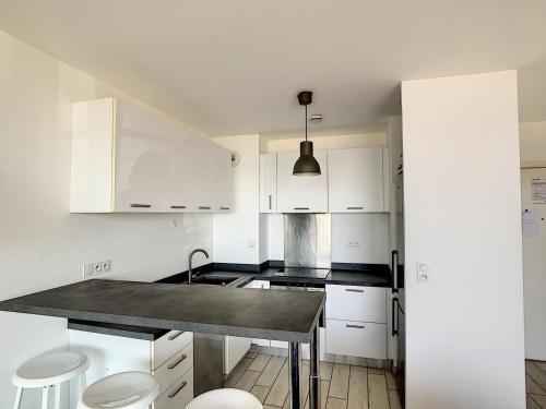 Photo de la galerie de l'établissement Appartement F2 pour 4 à Carnon - Terrasse, Garage, Proche Plage - FR-1-715-60, à Mauguio