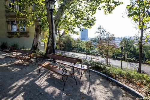un groupe de bancs assis dans un parc dans l'établissement Center Gradec Apartment, à Zagreb